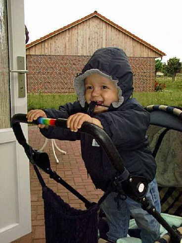 Hallo, ich heisse Sebastian und hoppse gleich aus meinem Kinderwagen !